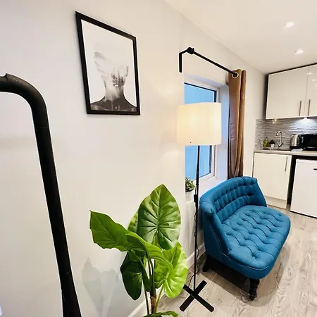 Battersea By Sleepy Apartment London