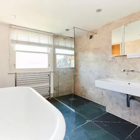 The Walterton Sanctuary - Bright 3 Bed Flat London