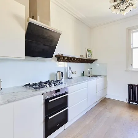 Apartment The Walterton Sanctuary - Bright 3 Bed Flat