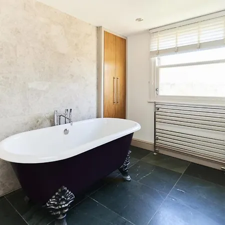 The Walterton Sanctuary - Bright 3 Bed Flat Apartment *