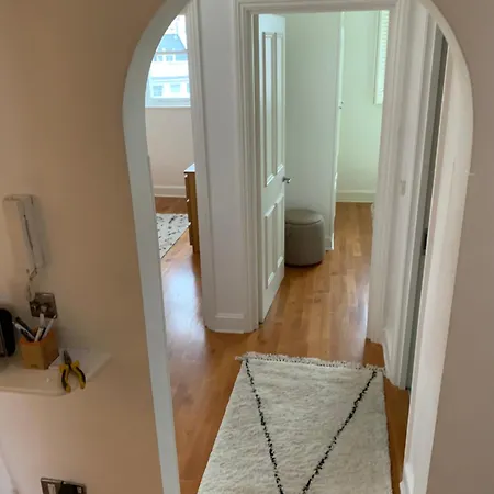 Prime Notting Hill, Luxurious 2 Beds, Roof Terrace Apartment *