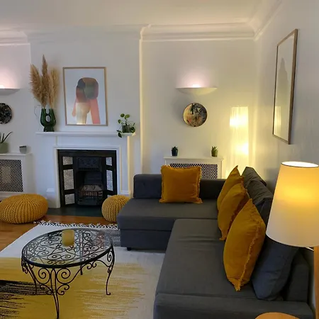 Prime Notting Hill, Luxurious 2 Beds, Roof Terrace Apartment