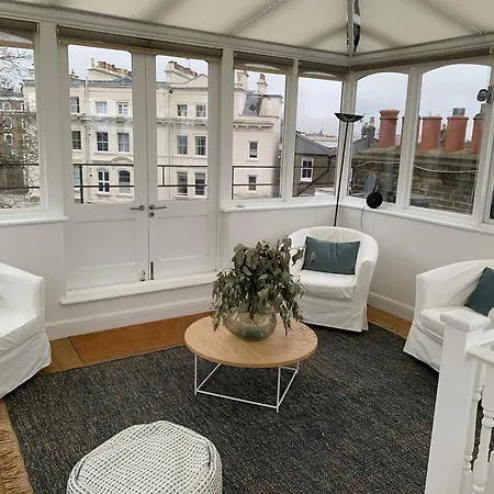 Prime Notting Hill, Luxurious 2 Beds, Roof Terrace Apartment London