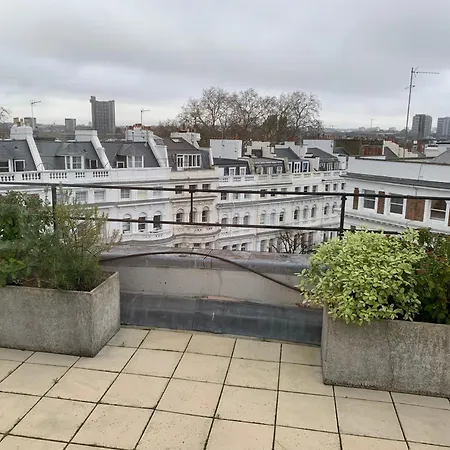 Prime Notting Hill, Luxurious 2 Beds, Roof Terrace Apartment *