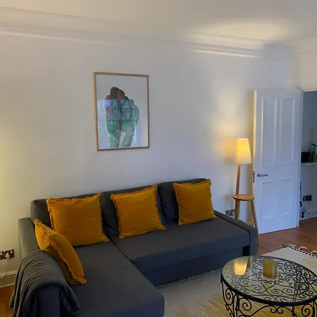 Prime Notting Hill, Luxurious 2 Beds, Roof Terrace Apartment London