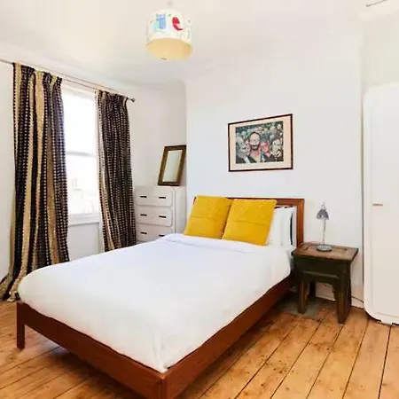 The Walterton Sanctuary - Bright 3 Bed Flat Apartment