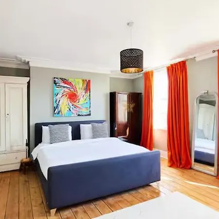 The Walterton Sanctuary - Bright 3 Bed Flat Apartment