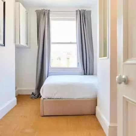 The Walterton Sanctuary - Bright 3 Bed Flat *