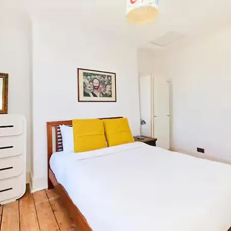 Apartment The Walterton Sanctuary - Bright 3 Bed Flat *