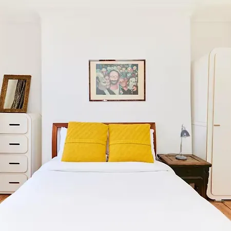 The Walterton Sanctuary - Bright 3 Bed Flat Apartment