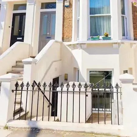 The Walterton Sanctuary - Bright 3 Bed Flat *