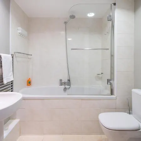 Luxury 1 Bed Sleeps 5, Barons Court 5m To Tube Apartment London