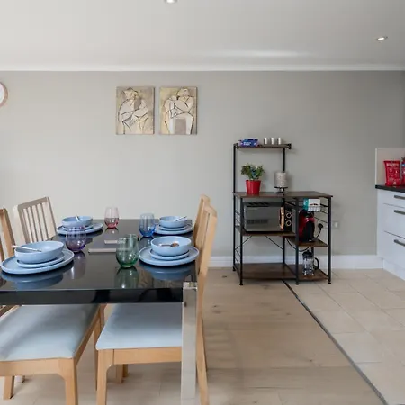 Luxury 1 Bed Sleeps 5, Barons Court 5m To Tube