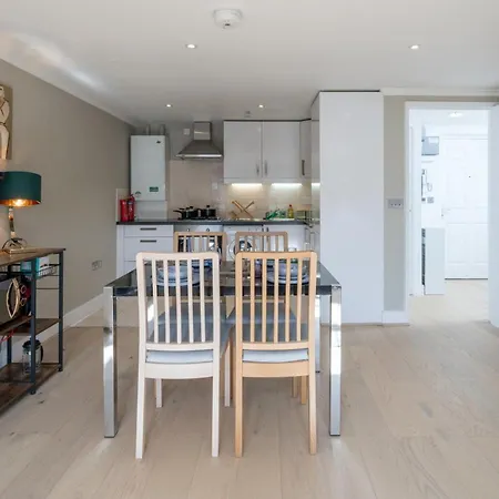 Apartment Luxury 1 Bed Sleeps 5, Barons Court 5m To Tube