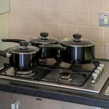 Luxury 1 Bed Sleeps 5, Barons Court 5m To Tube Apartment *