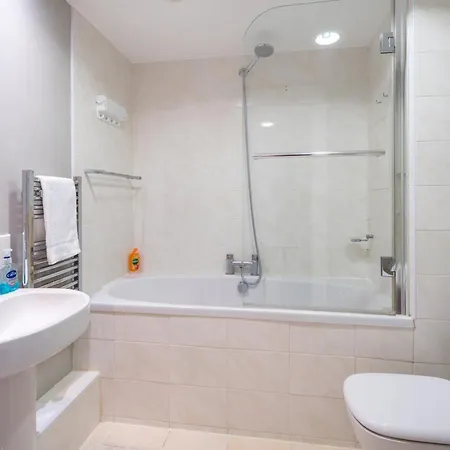 Luxury 1 Bed Sleeps 5, Barons Court 5m To Tube *