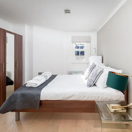 Luxury 1 Bed Sleeps 5, Barons Court 5m To Tube London