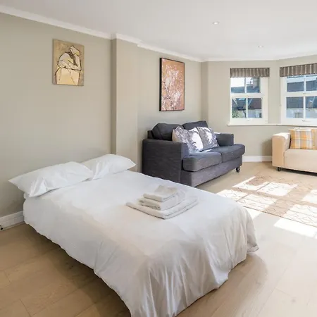 Luxury 1 Bed Sleeps 5, Barons Court 5m To Tube