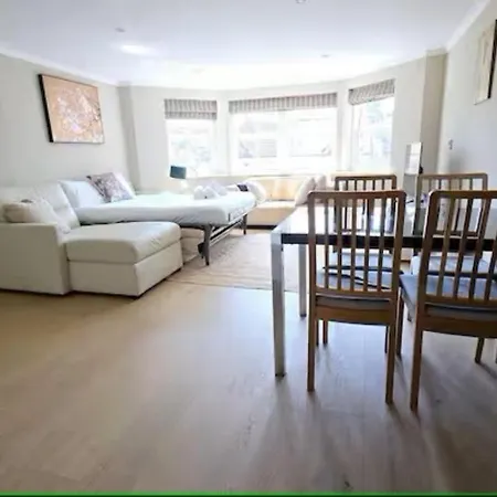 Luxury 1 Bed Sleeps 5, Barons Court 5m To Tube *