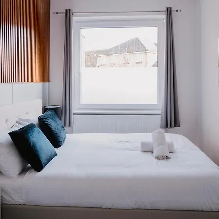Wns Skylines Village Hotel *