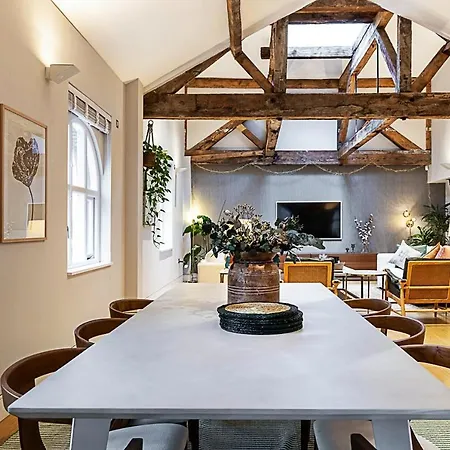 Pepys House A Modern Touch Of History לונדון