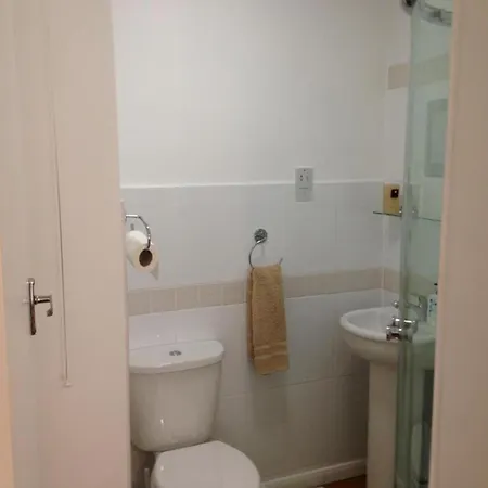 Гостевой дом In Guest - Comfortable Family With Tv, Free Fast Wifi, Sleeps 4 With 1 Bunk Bed *