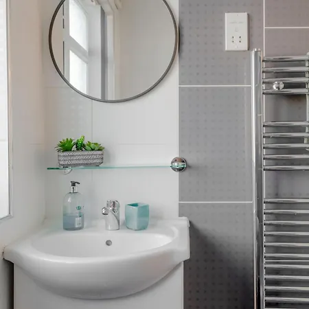 Guest house In Guest - Apple House Wembley - Family With Shared Bathroom *