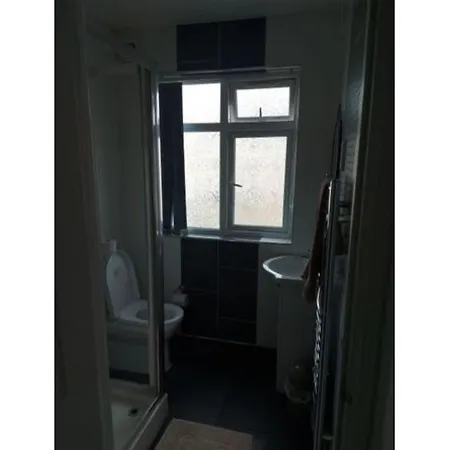 In Guest - Apple House Wembley - Family With Shared Bathroom Guest house Edgware