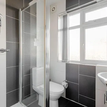 In Guest - Apple House Wembley - Family With Shared Bathroom *