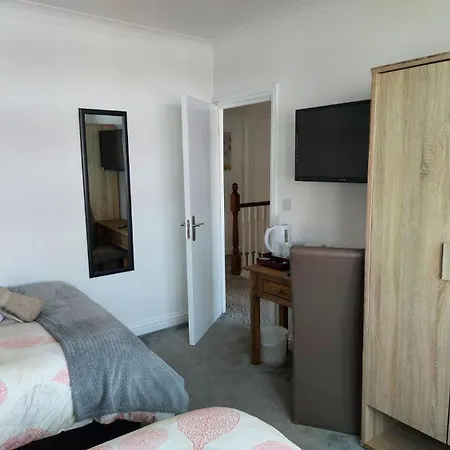 In Guest - Apple House Wembley - Family With Shared Bathroom Edgware