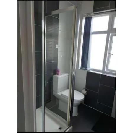 In Guest - Apple House Wembley - Family With Shared Bathroom