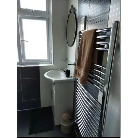 In Guest - Apple House Wembley - Family With Shared Bathroom Guest house