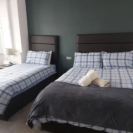 In Guest - Apple House Wembley - Family With Shared Bathroom Guest house *