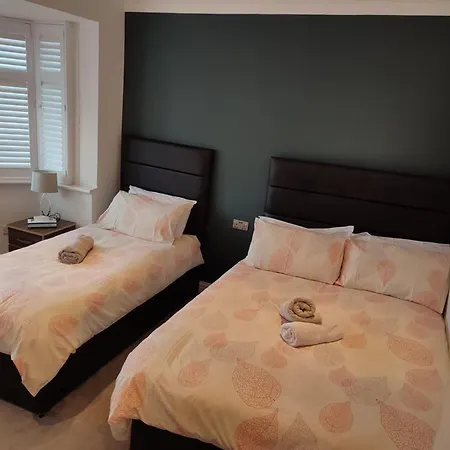 In Guest - Apple House Wembley - Family With Shared Bathroom