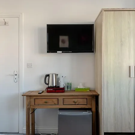 In Guest - Apple House Wembley - Family With Shared Bathroom Guest house