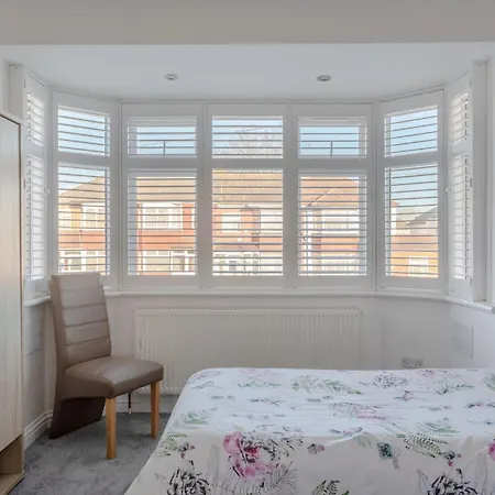 In Guest - Apple House Wembley - Family With Shared Bathroom Guest house *
