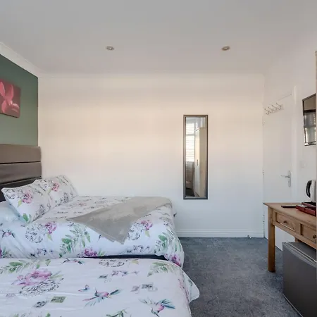 In Guest - Apple House Wembley - Family With Shared Bathroom Guest house Edgware