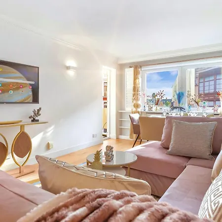Iconic With Terrace Over Harrods Apartment *