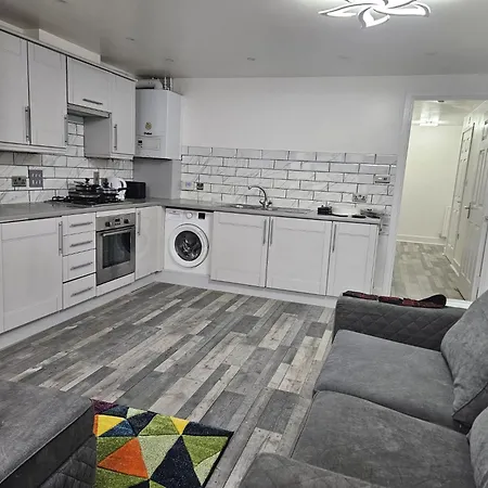 One Bedroom Flat Apartment *