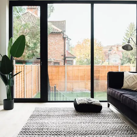 Modern & Bright Luxury In Honor Oak Apartment