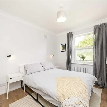 Bright Newly Refurbished London