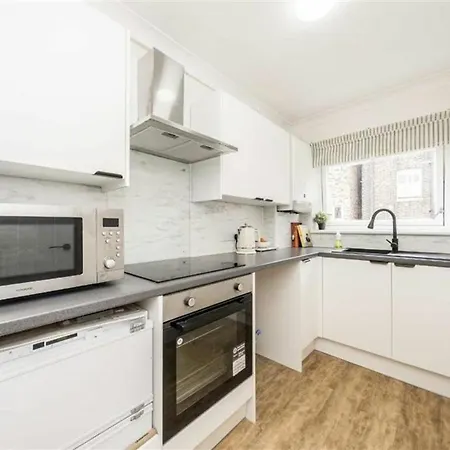 Bright Newly Refurbished London