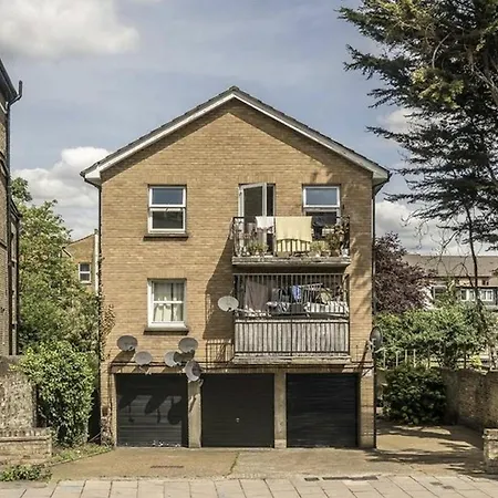 Bright Newly Refurbished Apartment *