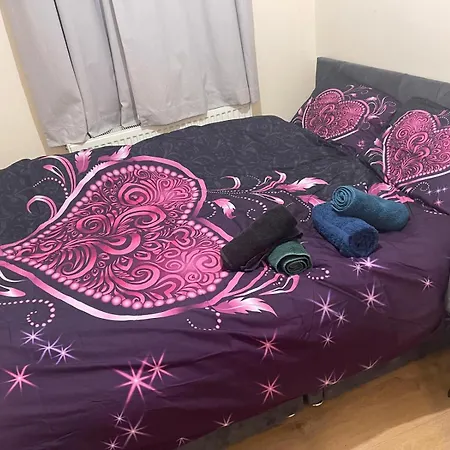 Homestay Airport, Excel & 02 Arena Proximity House