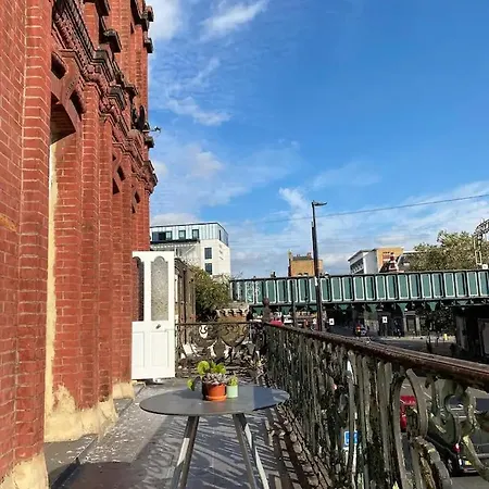 Large House In London's Trendiest Area Homestay *