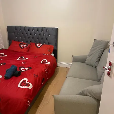Homestay Airport, Excel & 02 Arena Proximity House London