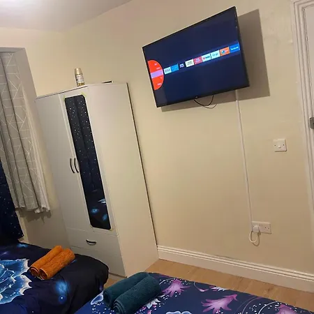 Homestay Airport, Excel & 02 Arena Proximity House