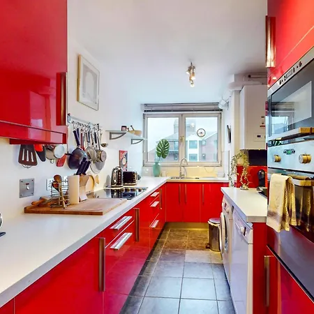 1bed Flat With Parking And Balcony With View Of The Wharf
