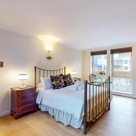 Apartment 1bed Flat With Parking And Balcony With View Of The Wharf