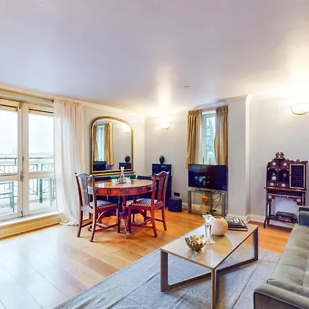 1bed Flat With Parking And Balcony With View Of The Wharf London